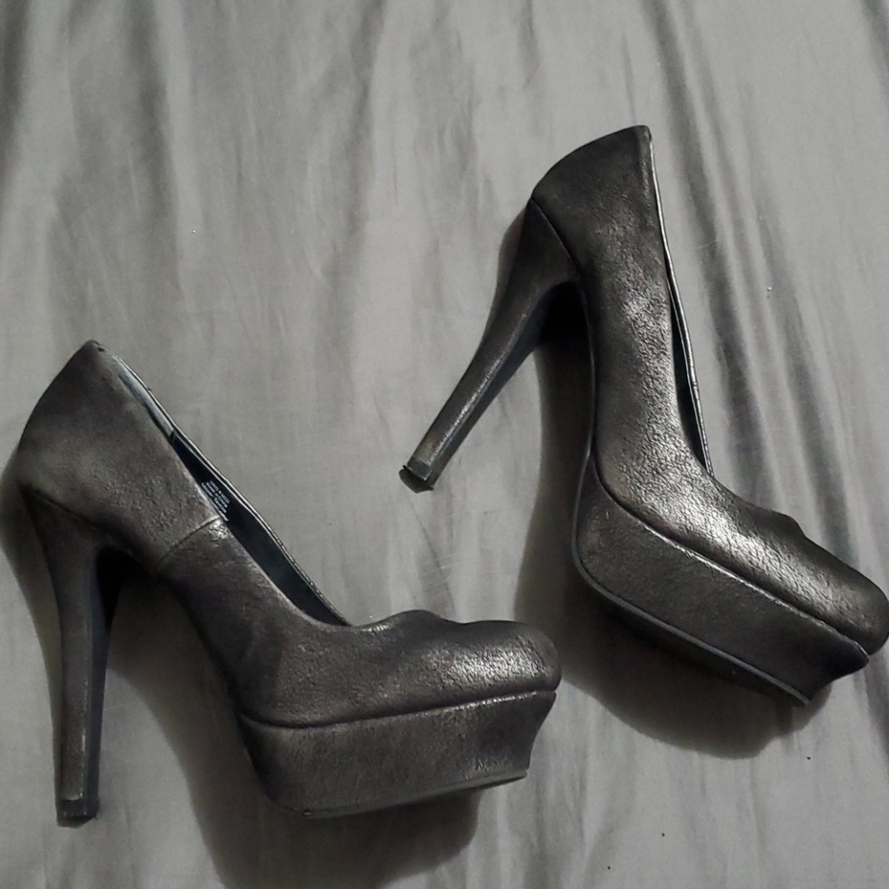 Jennifer Lopez Grey Pump